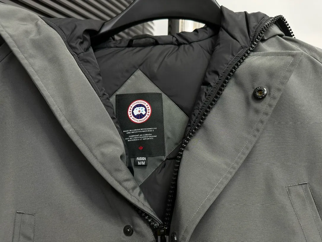P780 [Canada goose] 01 Exdition Parka Down Jacket for Couples. Genuine original version. You need to compare with the genuine product at any time. All accessories are custom-made from the original factory. 💯The softness and hardness of the fabric is compared with the original one. It can be restored by kneading at will (fabric misunderstanding: fabrics with high hardness are not waterproof. Only those who buy the latest authentic version this year will notice the softness and comfort of the fabric) 💯The down is synchronized with the genuine white duck down, fluffy and not lumpy. Electronically controlled velvet filling machine 💯Customized zippers with genuine YKK military-grade copper core zipper pullers, high hardness and no jamming 💯The fur collar is purchased from Western Canada coyote skin original customization 💯All workmanship and wiring are controlled by workers with more than ten years of service. They must be horizontal and vertical, and are not crooked. The inner wiring density is more sophisticated. Feel free to compare 💯label, collar label, washed label, hangtag, zipper rope, pocket label Back label, collar velvet, Velcro fasteners, cuffs, all details are updated simultaneously with the original product. The best version, the most complete colors, battle all kinds of worldly goods, sizes: XS-XXL